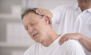 Ένας άντρας με οστεοχόνδρωση του λαιμού σε συνεννόηση με έναν χειροκίνητο μασέρ